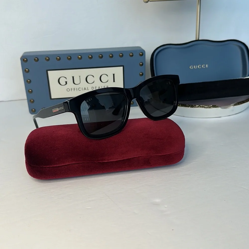 Authentic GUCCI GG0824S 005 square sunglass black frame with grey lenses